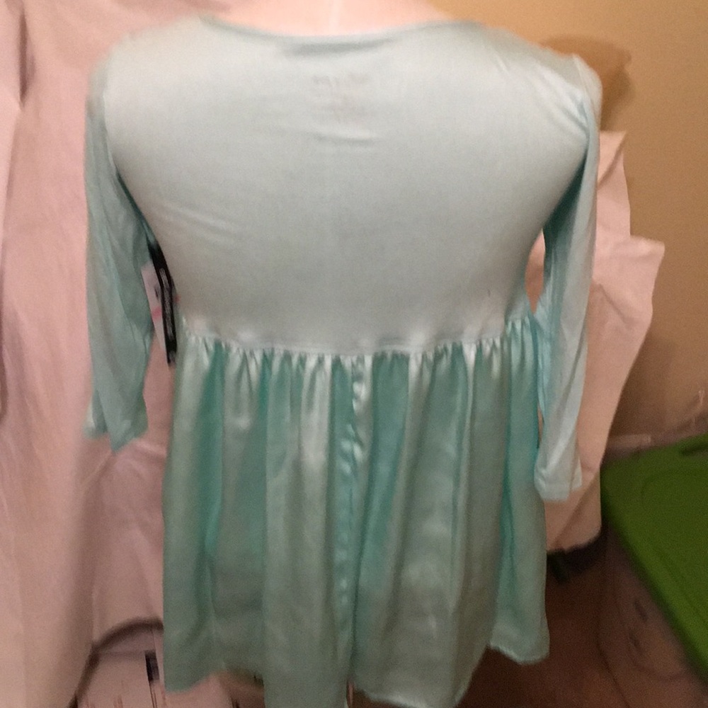 Flutter & Kick Maternity Top In Size Small - Picture 2 of 5
